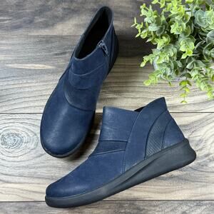 NIB Clarks Cloudsteppers Sillian 2.0 Rise 7M Navy Comfort Booties Ankle Boots